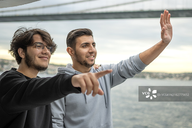 户外快乐的男孩们图片素材