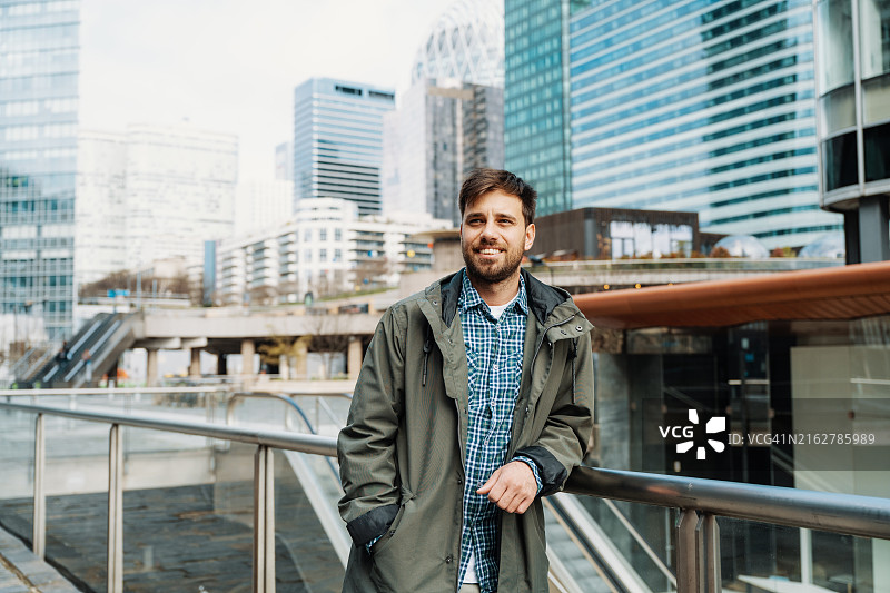 金融区千禧一代商人，摆姿势看镜头图片素材