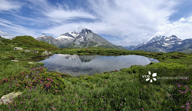 辛普隆山口阿尔卑斯湖和泰拉罗萨山全景图片素材