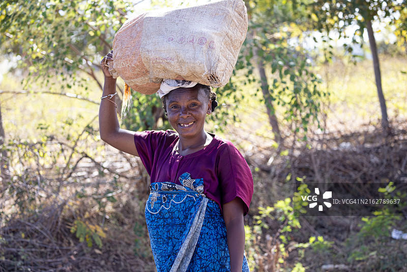马达加斯加妇女搬运货物图片素材