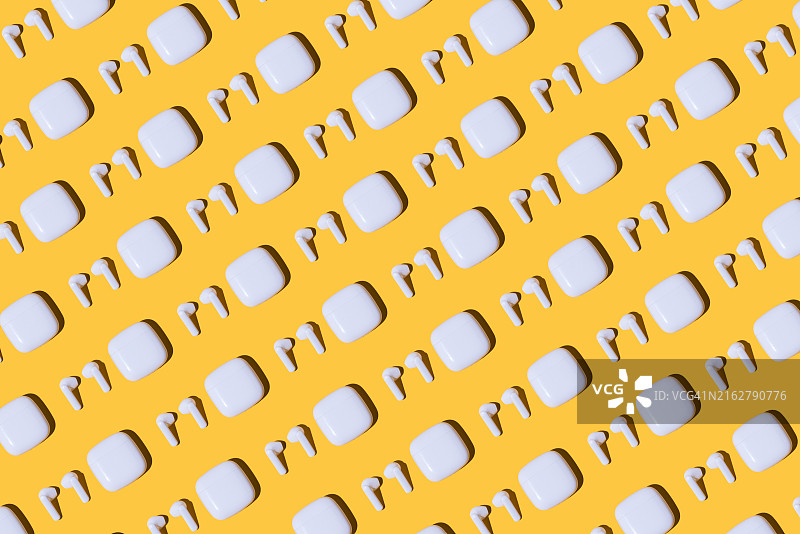 黄色背景上的无线白色耳机图案：音乐、广播、播客概念图片素材