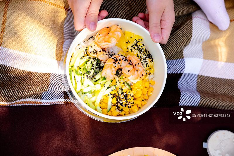 郊游野餐风味虾仁玉米黄瓜芒果盖饭图片素材