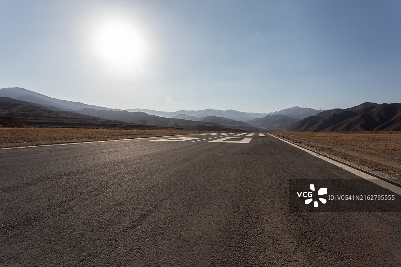 中国山区机场跑道图片素材