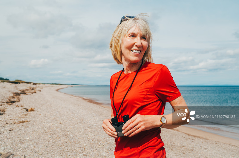 苏格兰莫雷海岸的老年妇女图片素材