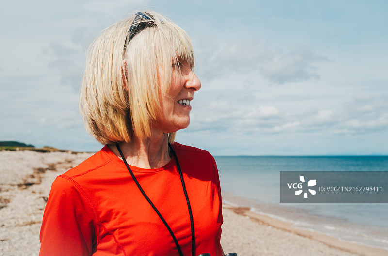 苏格兰莫雷海岸的老年妇女图片素材
