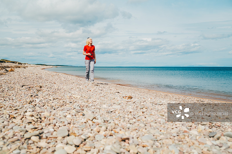 苏格兰莫雷海岸的老年妇女图片素材