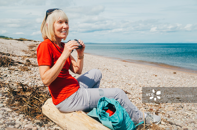 苏格兰莫雷海岸的老年妇女图片素材