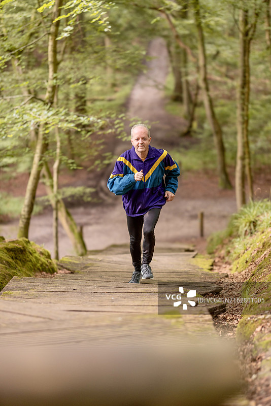 快乐健康的中年老年人在森林里进行户外活动图片素材