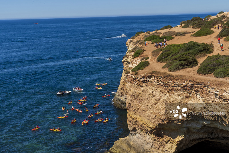 阿尔加维贝纳吉尔岩洞附近的皮划艇爱好者图片素材