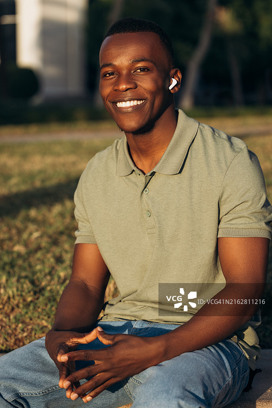 阳光下的喜悦：捕捉真挚的微笑图片素材