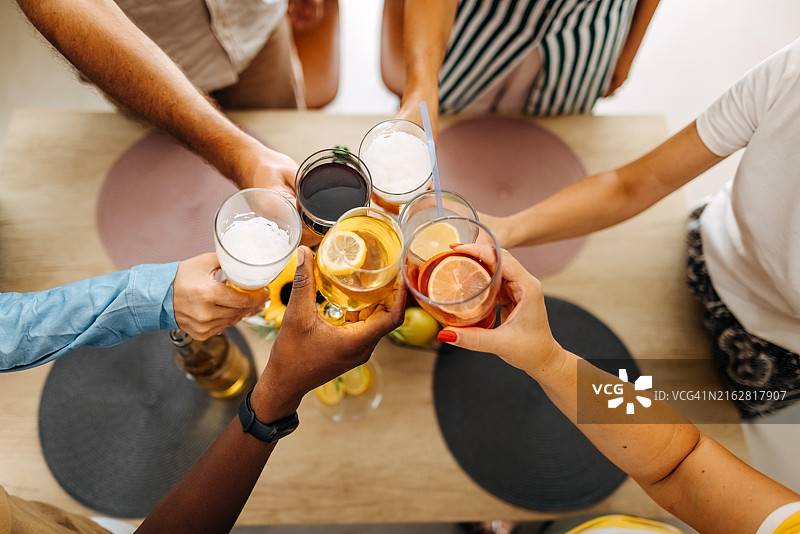 朋友们聚会畅饮图片素材