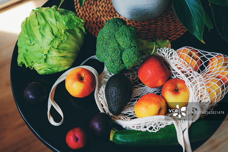 可重复使用的网袋装着新鲜有机果蔬图片素材