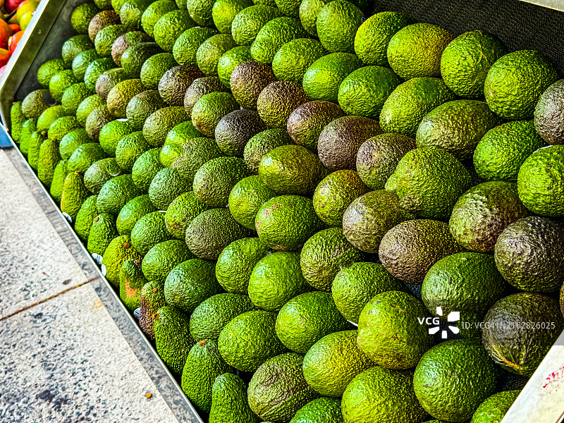 纽约市场出售的成堆牛油果图片素材