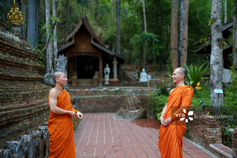 泰国佛教寺庙里的僧侣图片素材