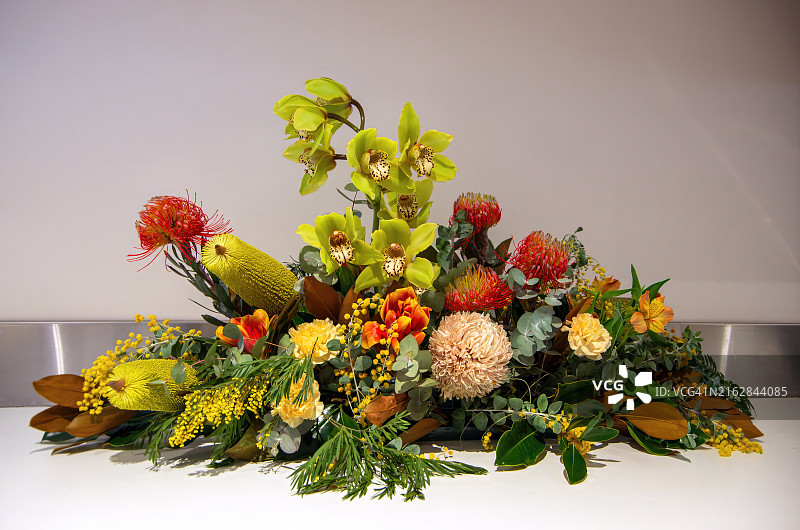 工作台上澳大利亚本土和异域鲜花的插花图片素材