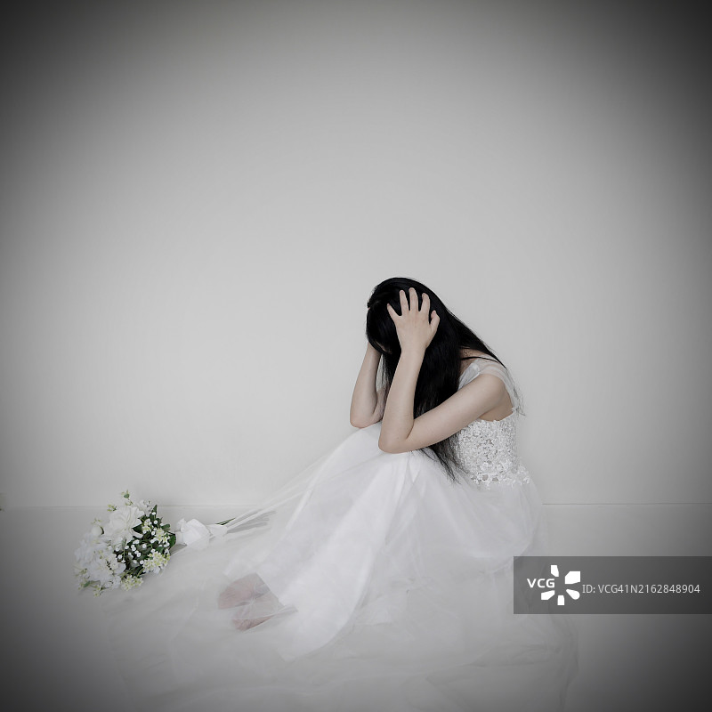 用手捂住头部坐在地板上的压力 женщина图片素材