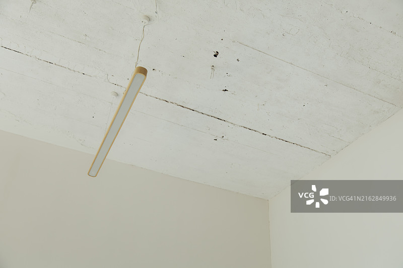 长长的吊灯图片素材