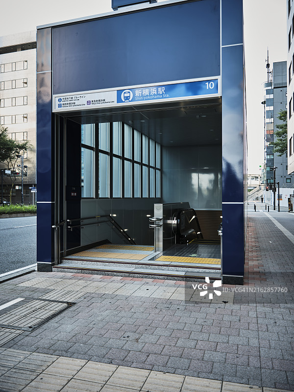 通往城市地下通道的入口图片素材