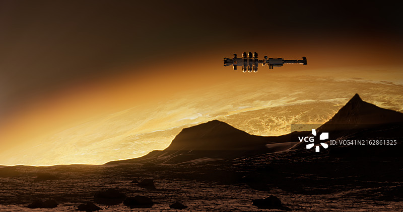 橙色天空下，金色光芒笼罩的山脉上漂浮着一艘宇宙飞船图片素材