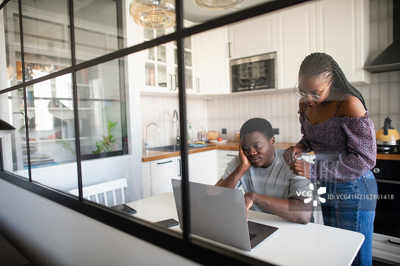 在家使用笔记本电脑的焦虑夫妇图片素材