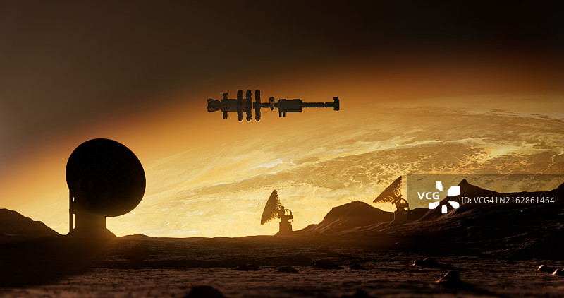 外星球有向上指的卫星天线，一艘宇宙飞船在上方盘旋图片素材