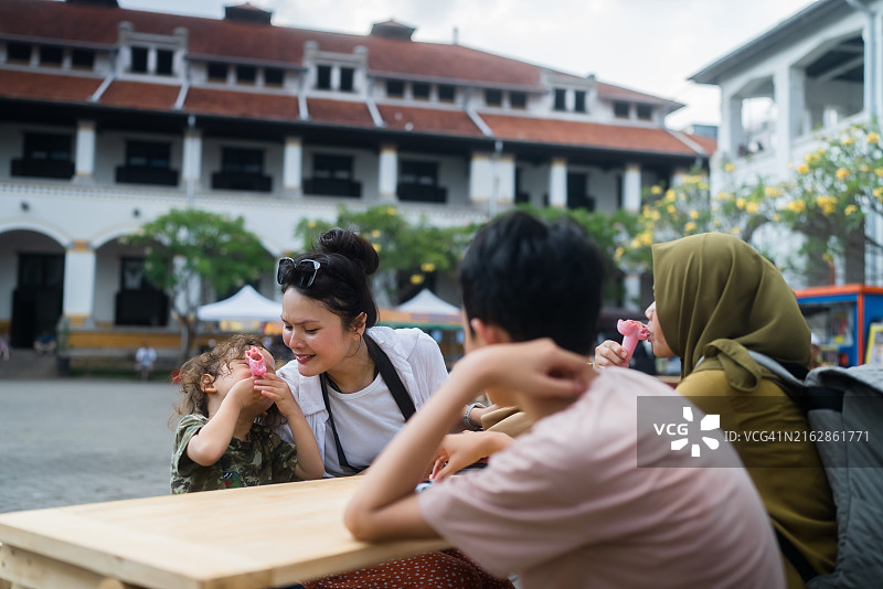 亚洲家庭在街头享用美食图片素材