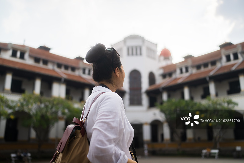 城市中的年轻女大学生肖像图片素材