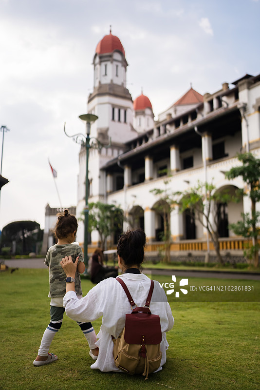 带着儿子在三宝垄用相机拍摄Lawang Sewu荷兰车站的游客图片素材