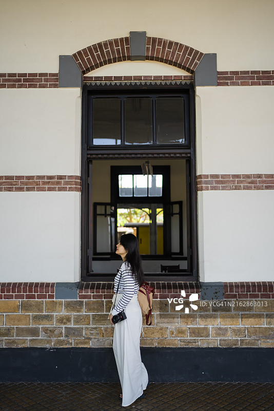 等待火车的女性旅行者图片素材