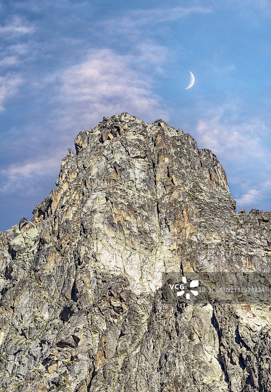 法国比利牛斯山脉的巨石山顶高山景观图片素材