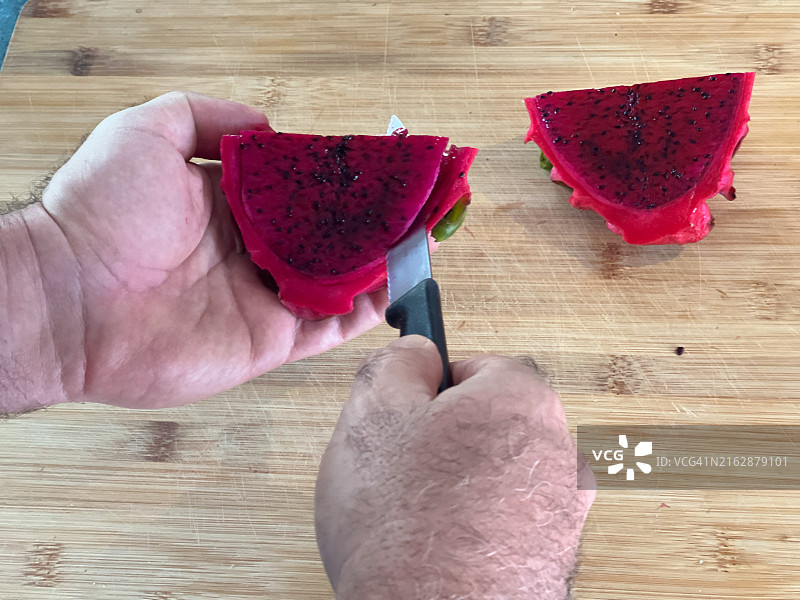 男人切火龙果图片素材