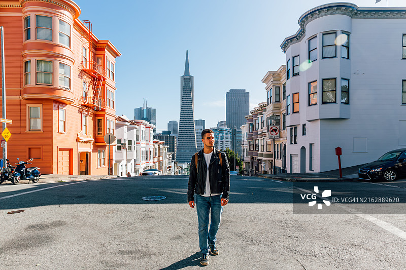 年轻男人探索美国加利福尼亚州旧金山图片素材