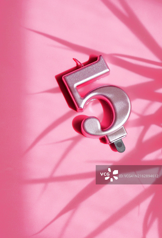 粉色背景上的数字5（2025概念）图片素材