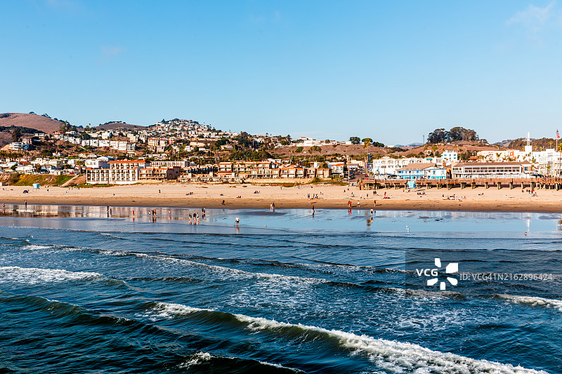 阳光明媚的皮斯莫海滩城镇景观（高角度视角），美国加利福尼亚州图片素材