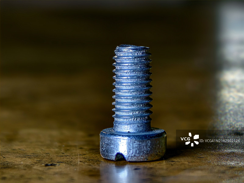 桌面上的螺钉图片素材