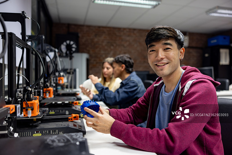 快乐的工科学生在课堂上用3D打印图形图片素材