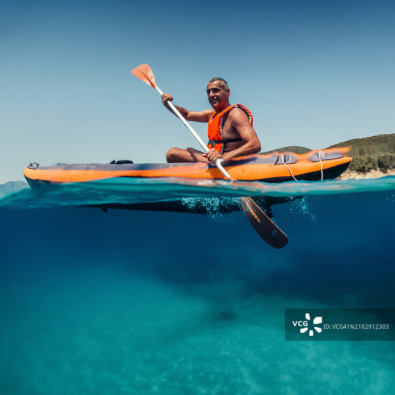 皮划艇上的男人图片素材