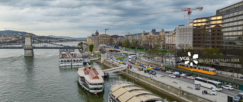 布达佩斯怀旧黄色电车航拍图片素材