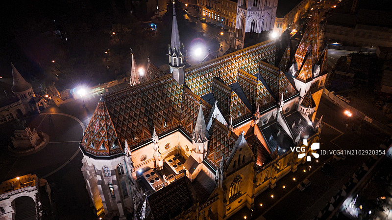 布达佩斯渔人堡和马蒂亚斯教堂夜景鸟瞰图图片素材