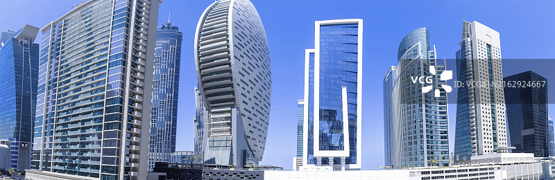 阿联酋迪拜市中心金融天际线和迪拜购物中心附近的商业购物中心图片素材