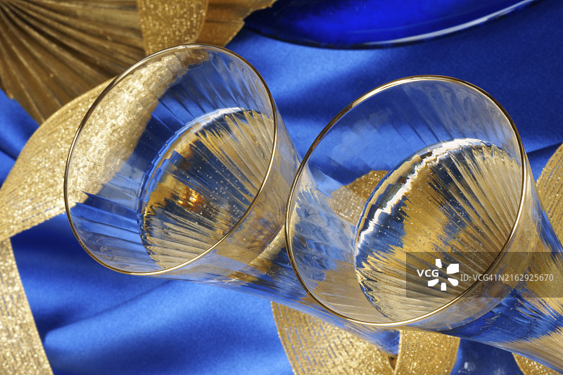 蓝色背景下两杯意大利斯帕曼特的特写，选择性聚焦图片素材