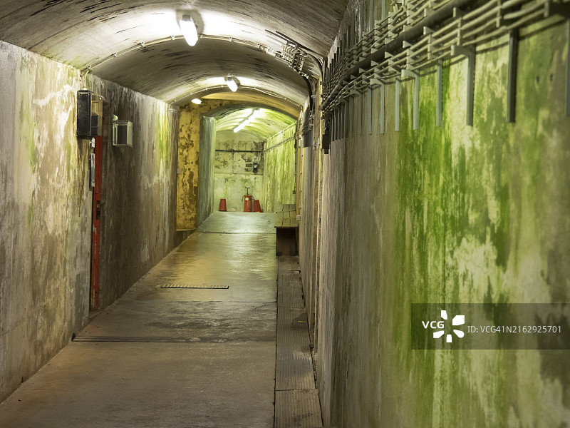 德国黑尔戈兰岛：阴暗潮湿的废弃隧道，苔藓覆盖混凝土墙图片素材