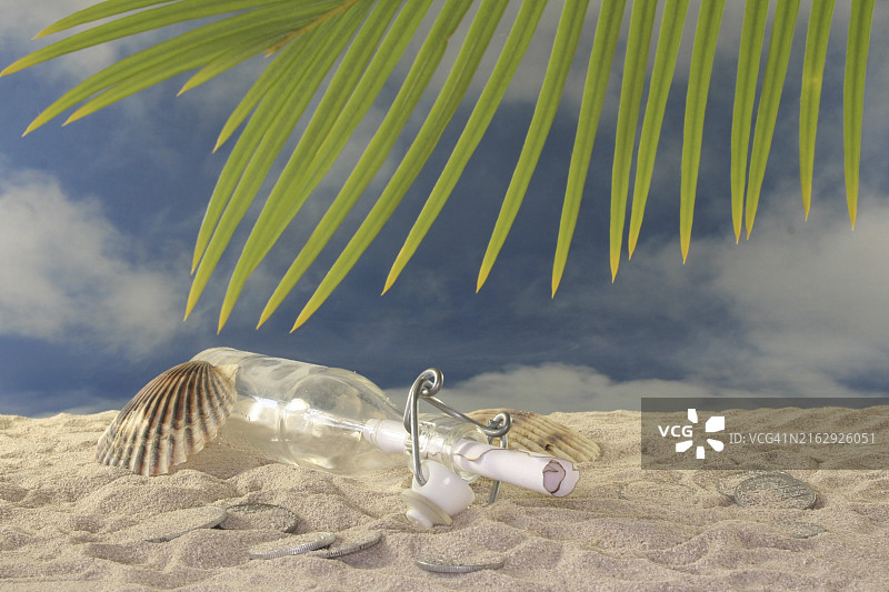 装有古币和贝壳的瓶中信图片素材