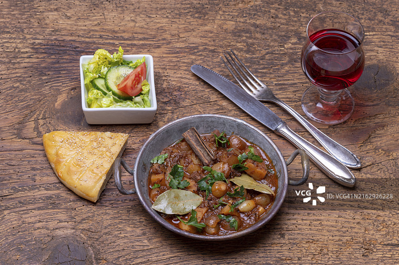 深色木纹上的希腊炖牛肉图片素材