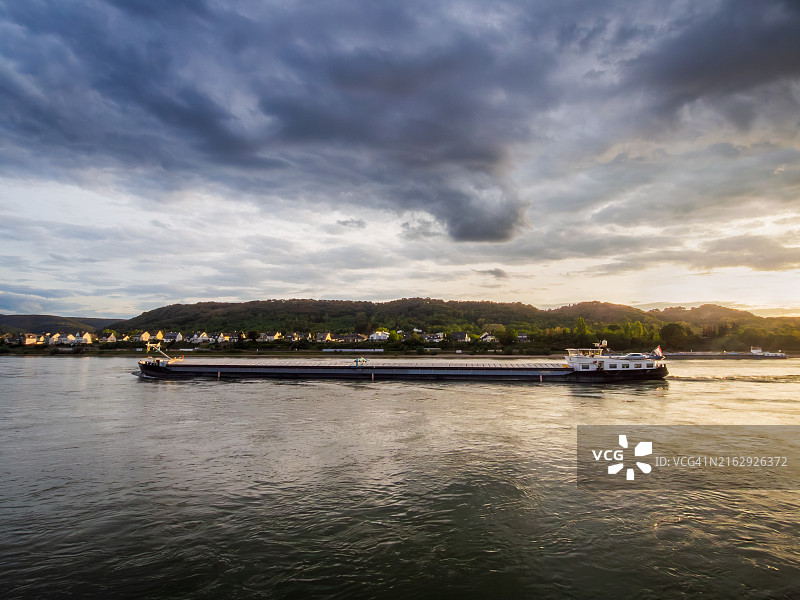 莱茵河上的船屋，途经施派村，从布劳巴赫看到的日落，莱茵河谷 - 联合国教科文组织世界遗产 - 德国莱茵兰-普法尔茨州图片素材