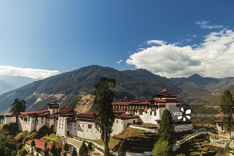 阳光明媚的蓝天下，不丹扎西曲宗景观图片素材
