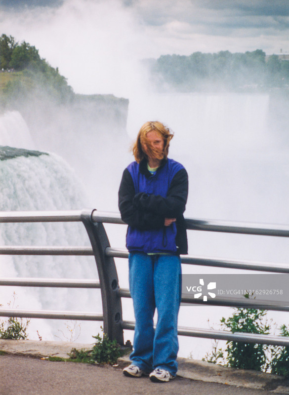 90年代时尚：宽松牛仔裤，复古家庭度假中的90年代风格服装潮流图片素材