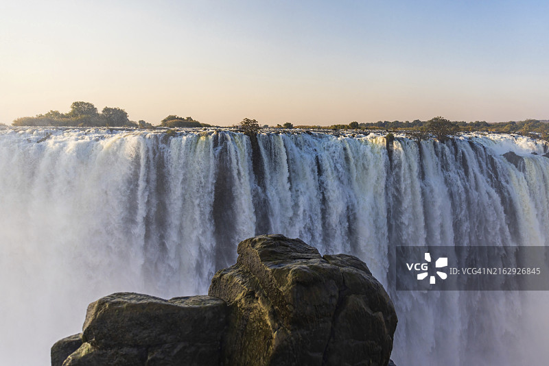 傍晚马塔贝莱兰的维多利亚瀑布特写图片素材