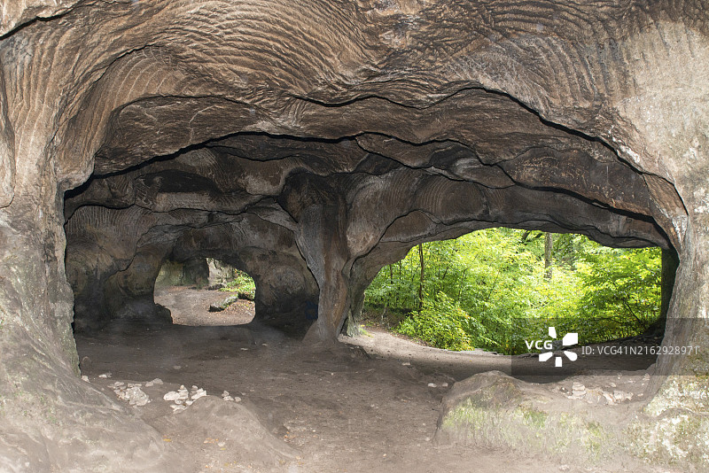 卢森堡米勒塔尔步道上的埃尔休尔李或霍莱，可欣赏森林景色的开放式洞穴，砂岩岩层图片素材