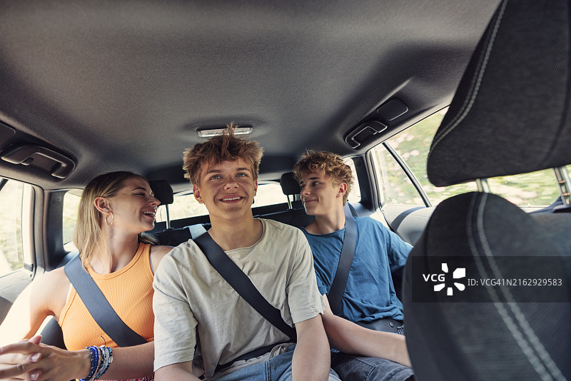 在意大利托斯卡纳露营地公路旅行的青少年图片素材